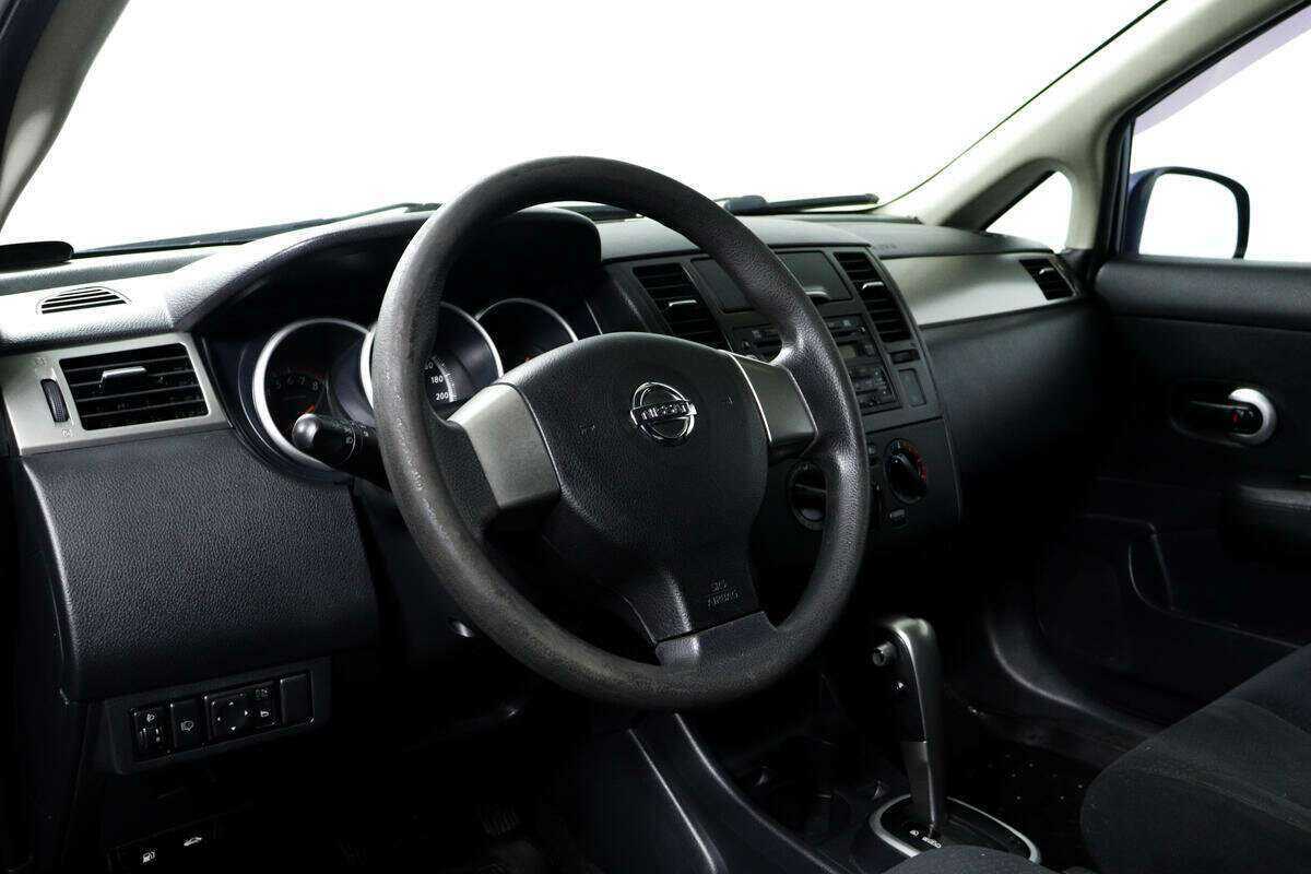 Nissan Tiida, 2010 Фото №13