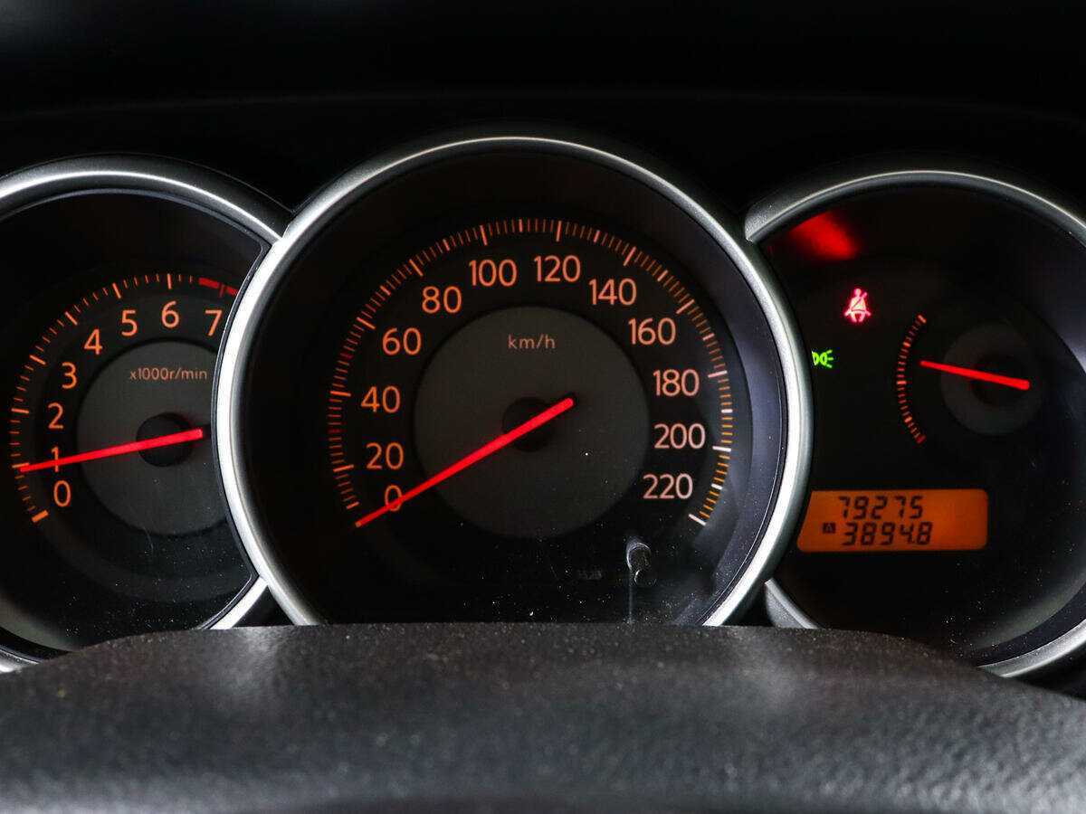 Nissan Tiida, 2010 Фото №9