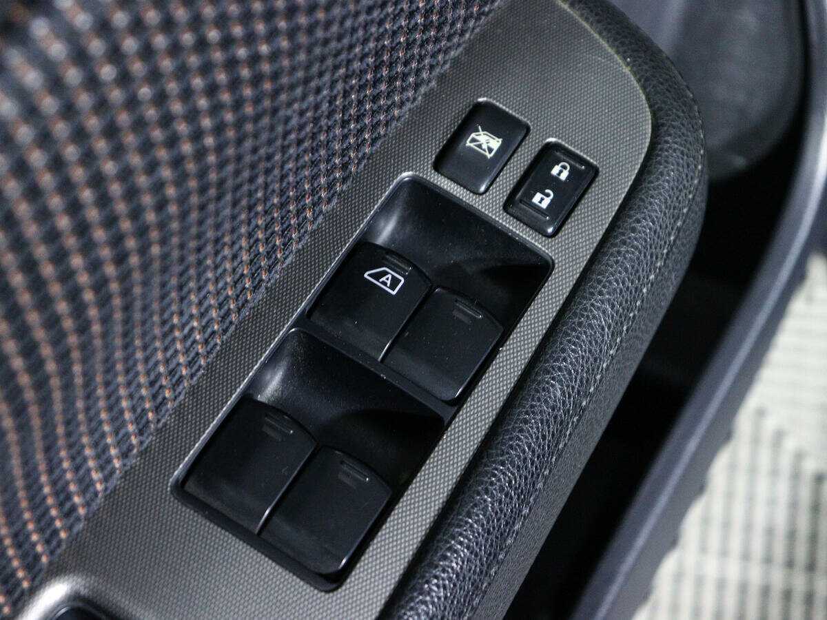 Nissan Tiida, 2011 Фото №16