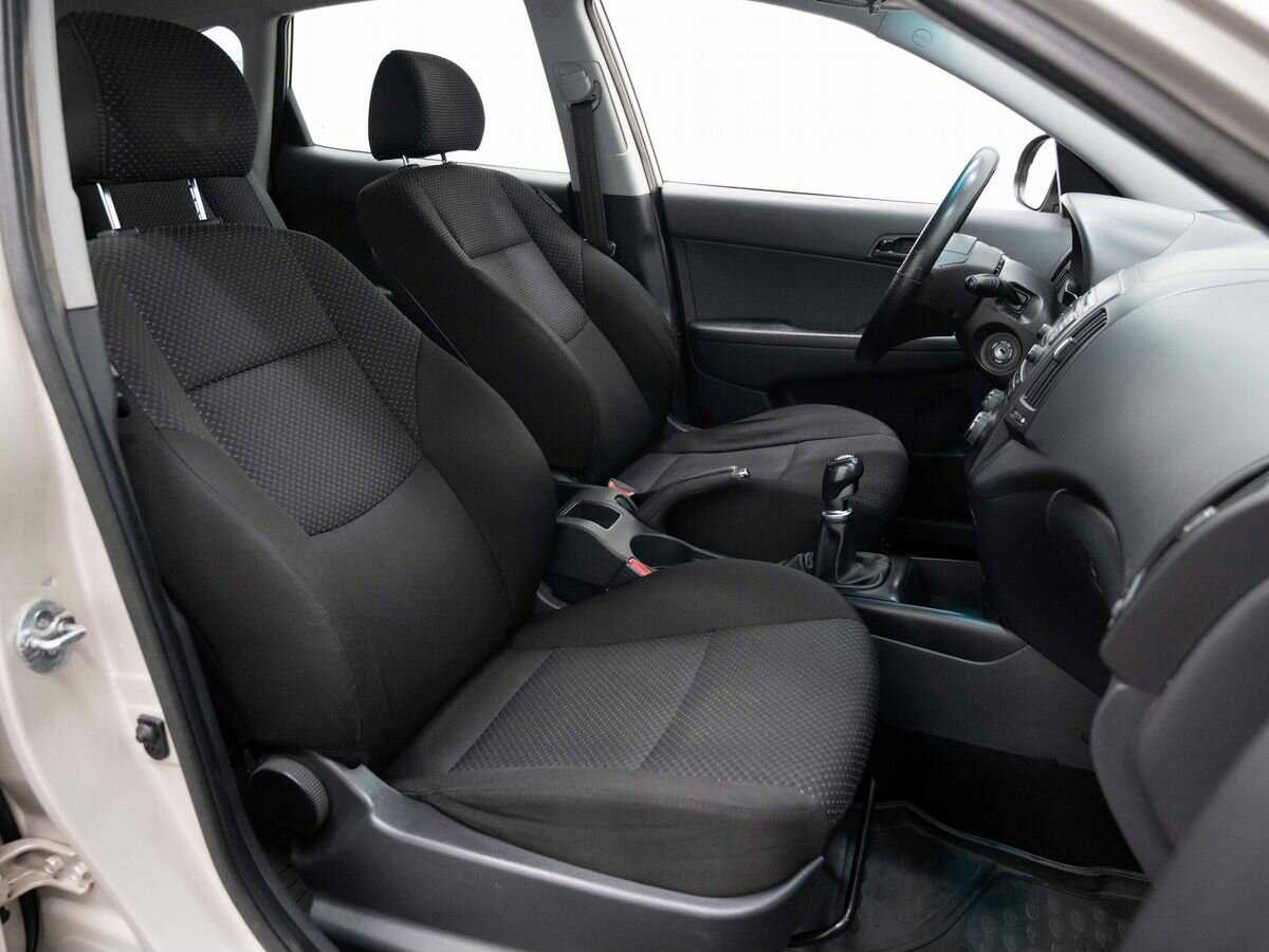 Hyundai i30, 2010 Фото №12