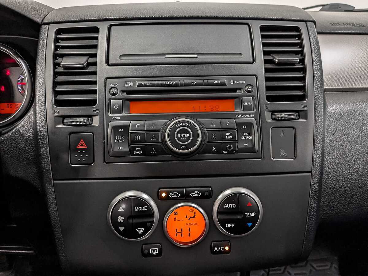 Nissan Tiida, 2010 Фото №17