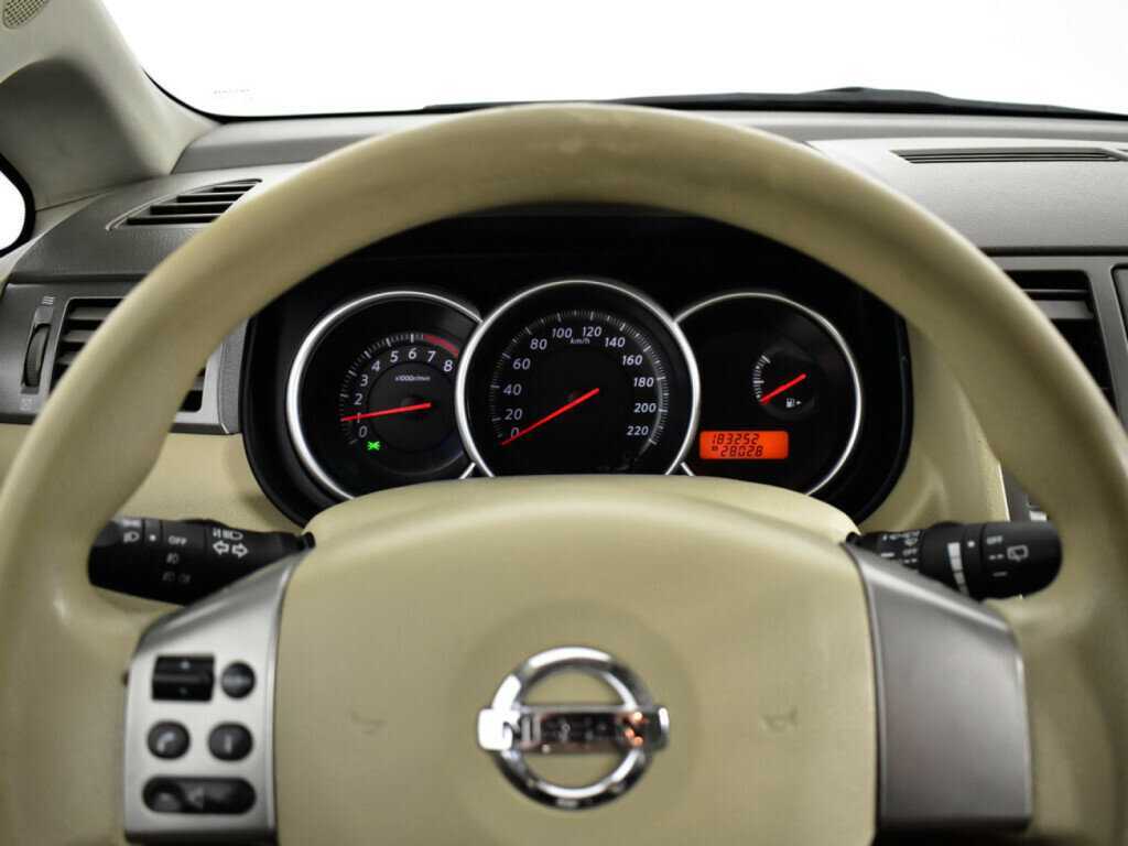 Nissan Tiida, 2011 Фото №11