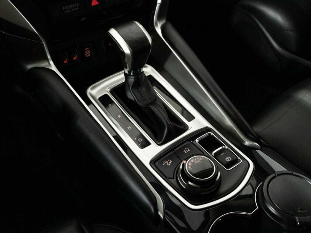 Mitsubishi Pajero Sport, 2018 Фото №16