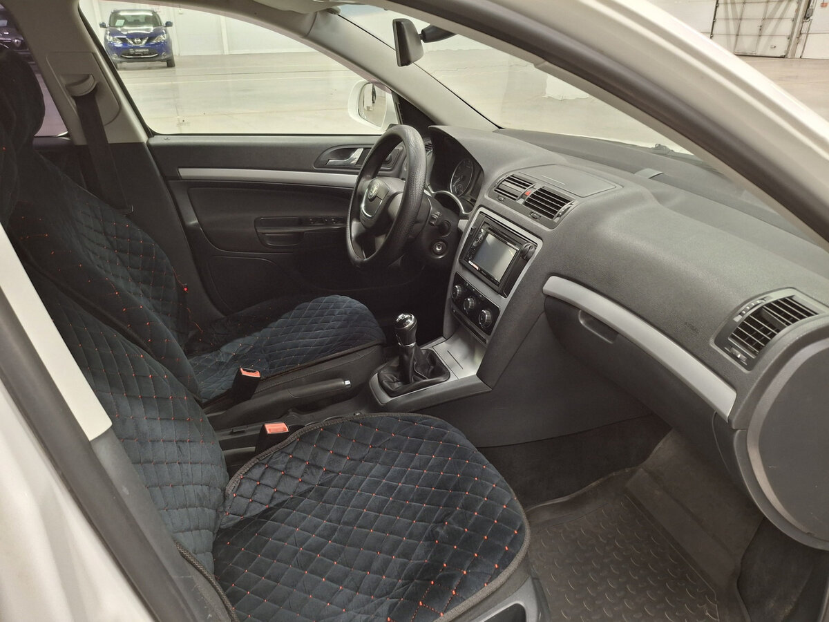 Skoda Octavia II (A5) Рестайлинг, 2011 Фото №11