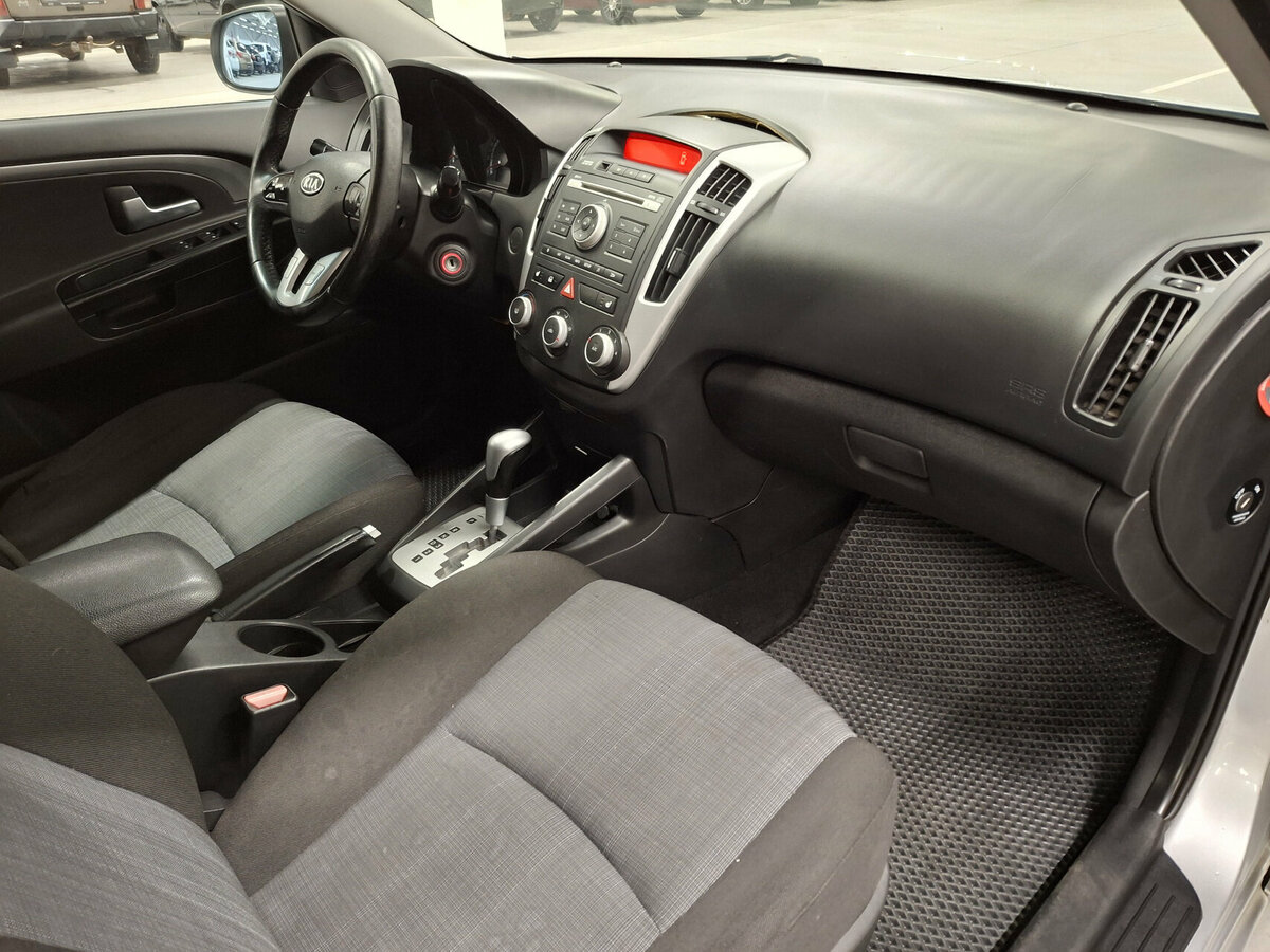 Kia Ceed I Рестайлинг, 2011 Фото №11